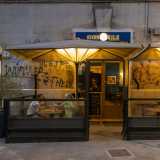 Ai piedi dell�edificio si trova il �Panificio Signorile�. Aperto nel 1931 da Gianfranco Signorile, fu attivo fino al 2004 quando chiuse i battenti. Nel 2021 il nipote del fondatore lo ha per� riaperto continuando la produzione da forno e aggiungendo la possibilit� di fare aperitivi e bere dei drink